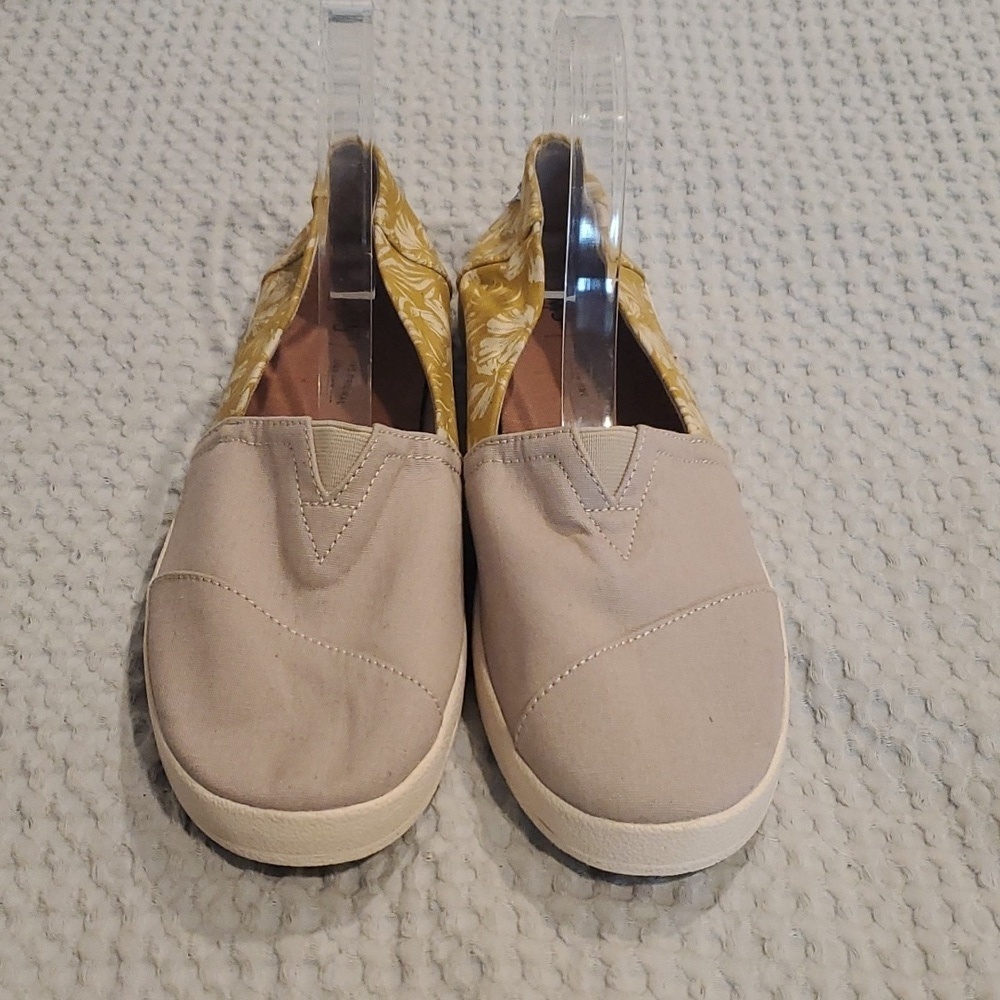 EUC TOMS Avalon slip on shoes
